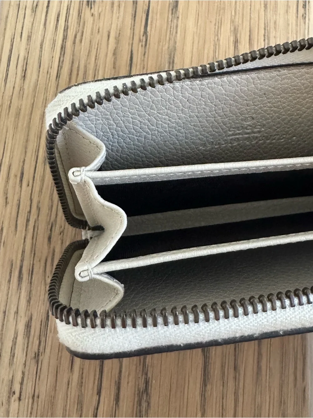 Gucci Cream Pebble Leather Zip Wallet - Picture 2 of 6